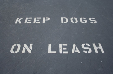keep dogs on leash sign