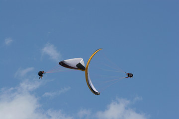 2 paragliders performing syncro sat