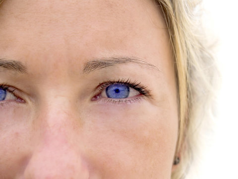 mujer joven de intensos ojos azules