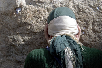 Obraz premium woman prayer at the western wall, jerusalem israel