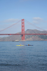 Obraz premium kayaking by the golden gate bridge