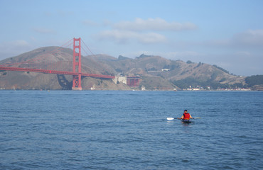Obraz premium kayaking by the golden gate bridge