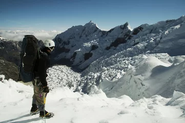 Papier Peint photo Alpamayo grimpeur sur le glacier