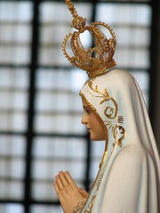 heilige maria betend in der kirche