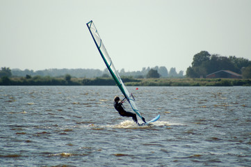 surfer auf  einem see