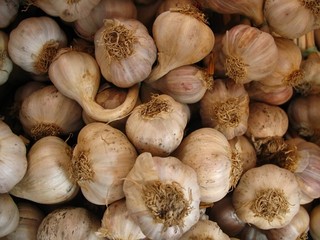 garlic bulbs at farmers' market