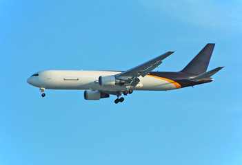 Fototapeta na wymiar Boeing 767 cargo jet levere Email