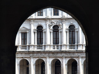 Fototapeta na wymiar Architektura włoska w Bergamo