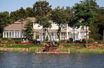 Fototapeta na wymiar summer house by lake
