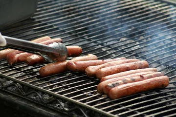 Photo sur Plexiglas Grill / Barbecue hotdogs on the grill