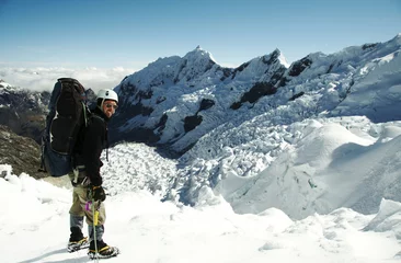 Foto op Plexiglas Alpamayo klimmer op de gletsjer