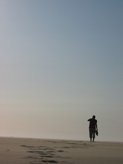 Fototapeta na wymiar Mężczyzna na plaży