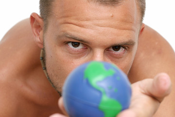 hombre con mundo