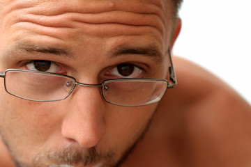 hombre mirando