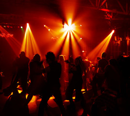 silhouetten von jungen discobesuchern