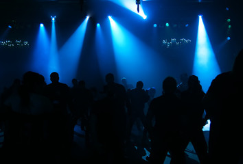 silhouetten von tanzenden menschen
