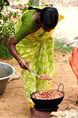 Foto op Plexiglas india: roasting peanuts in the street © TMAX