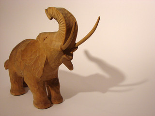 elefant aus holz