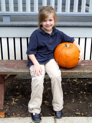 Fototapeta premium demure girl with pumpkin
