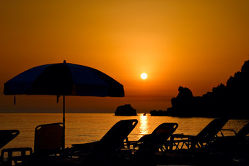 Fototapeta na wymiar Zachód słońca na plaży, na wyspie Korfu