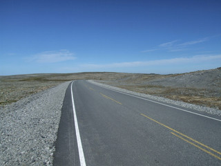 Fototapeta na wymiar pusta i prosta droga na pustyni