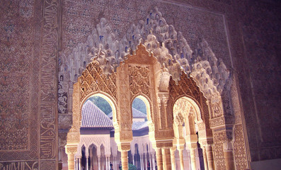 arches mudéjar au palais de l'alhambra de grenade