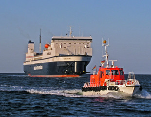 ostseefähre und lotsenversetzboot