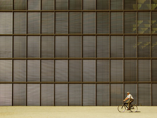 fahrradfahrer vor fassade