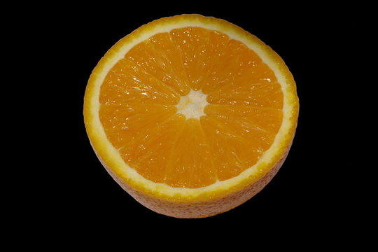 orange tranchee sur fond noir
