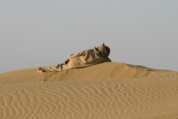 sieste dans le désert
