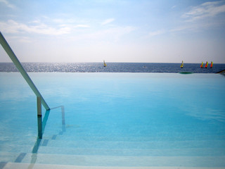 piscine donnant sur la mer