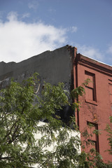 heruntergekommenes rotes haus