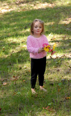 little girl with daisies