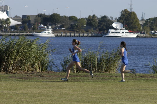 runners with boat
