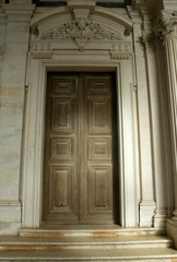 Fototapeta na wymiar portugal, mafra: door of monastery