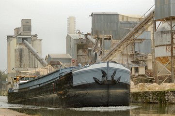 usine et péniche