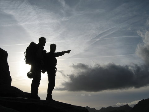 alpinistes au coucher/lever du soleil