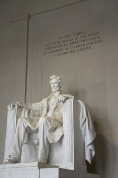 sculpture of abraham lincoln