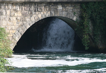 steinbrücke vorm wasserfall