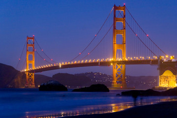 Golden Gate Bridge illuminated at night - obrazy, fototapety, plakaty