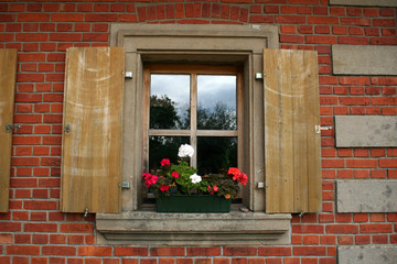 holzfenster im backsteinhaus