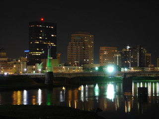Fototapeta na wymiar Dayton Skyline w nocy z rzeki