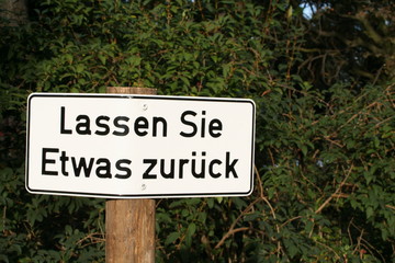 etwas zurück lassen