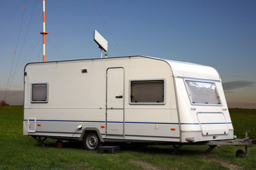 wohnwagen und funkmast