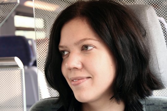 junge frau im zug 2