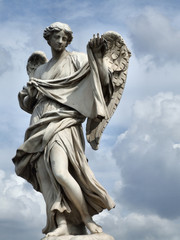 Naklejka premium angel statue in rome, italy