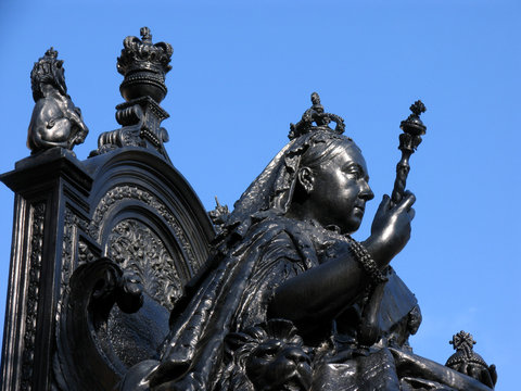 queen victoria holding sceptre