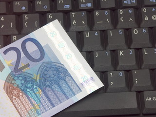 billet de 20 euros sur un clavier