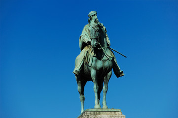 Fototapeta na wymiar statue in center of milan