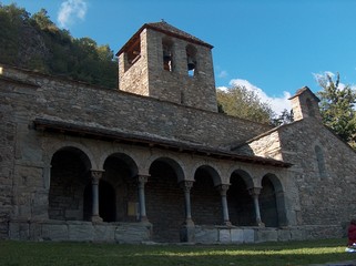 Fototapeta premium kirche von queralbs, pyrenäen, mit narthex
